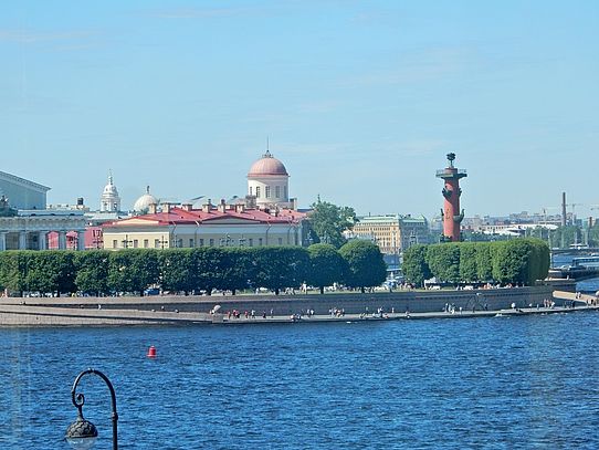 Blick auf die Rostra Säulen in St. Petersburg