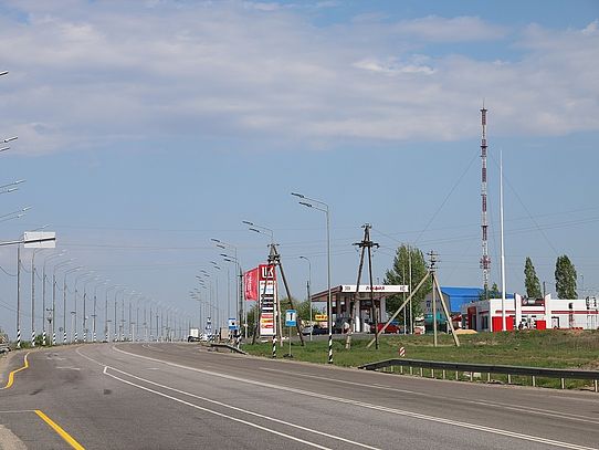 Leere Strasse mit Tankstelle