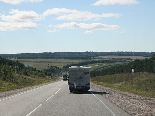 Strasse in weiter Landschaft