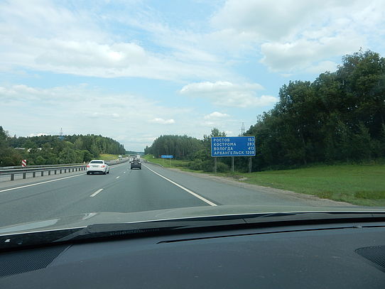 View from the windshield: good road conditions in Russia