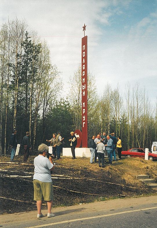 Polar circle with tourists