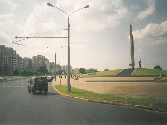 Straße und Monument in Minsk
