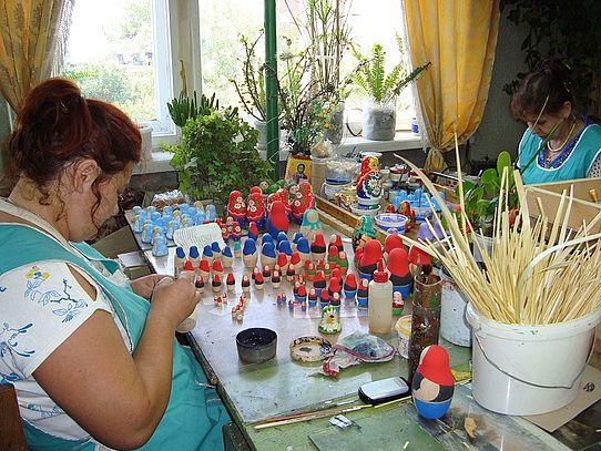 women paints matrioshka 
