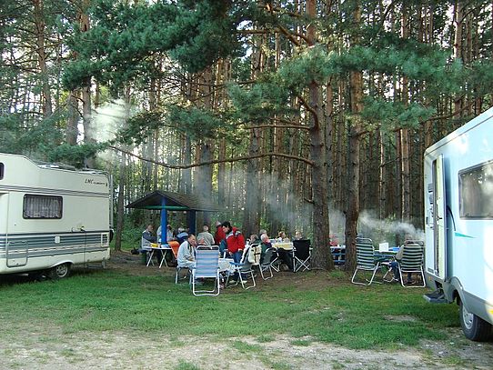 Campinggruppe sitzt beisammen