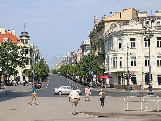 Platz, Straße und Häuser in Vilnius