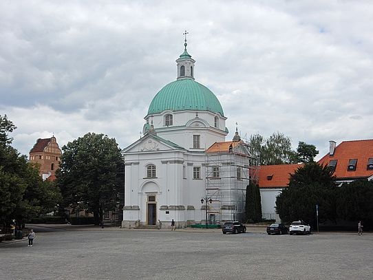 Kirche mit Vorplatz