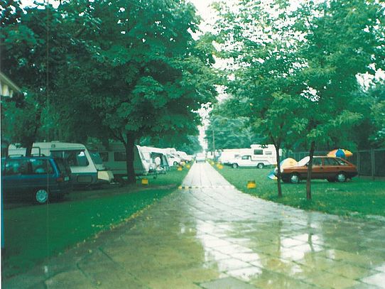 Wohnmobile im Regen auf Campingplatz 