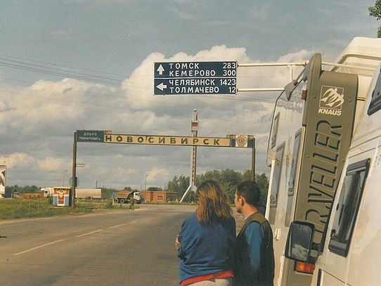 Wohnmobil und Straßenschild