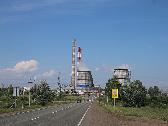 Straße mit Industriebauten