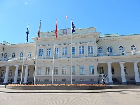 Palast mit Flaggen