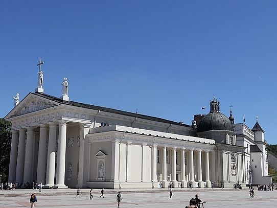 Kathedrale mit weißen Säulen