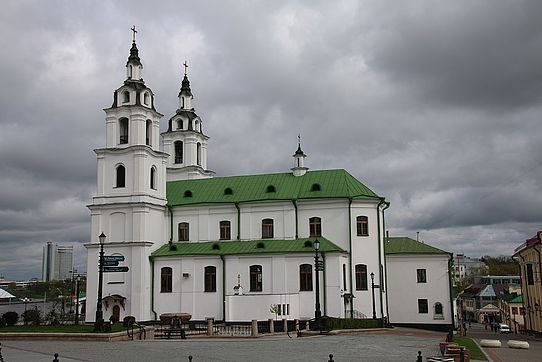 Weiße Kirche mit grünem Dach