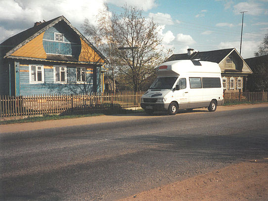 Bauernhaus mit Wohnmobil