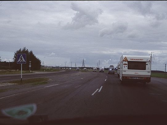 Caravan auf breiter Straße