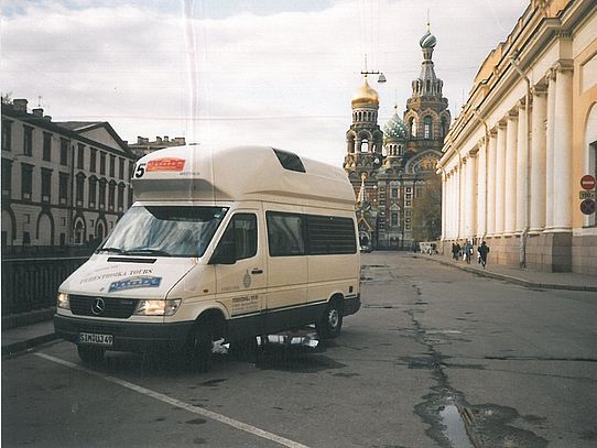 Wohnmobil vor Blutkirche in St. Petersburg 