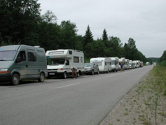 Wohmobile am Straßenrand