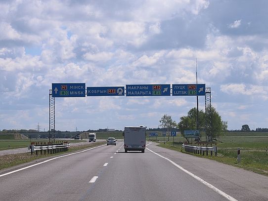 Autobahn mit Wohnmobil