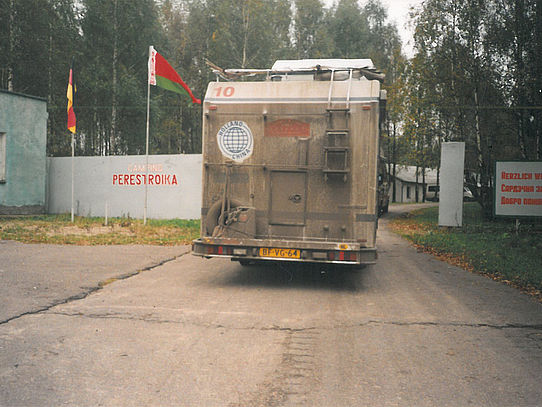 schmutziges Reisemobil in Campingeinfahrt