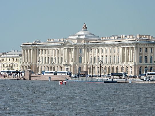 Palast am Flussufer
