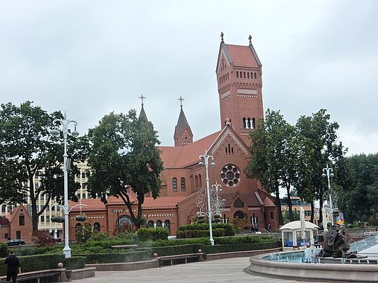 Kirche mit Bäumen 