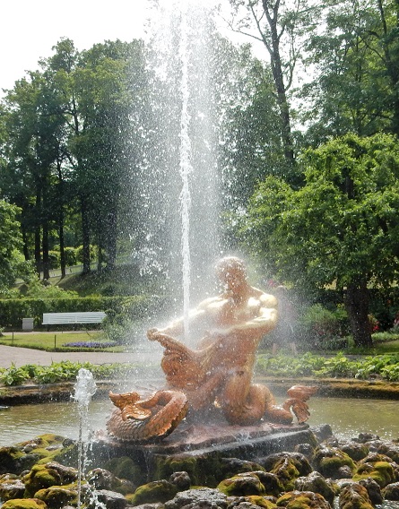 Springbrunnen mit goldener Figur
